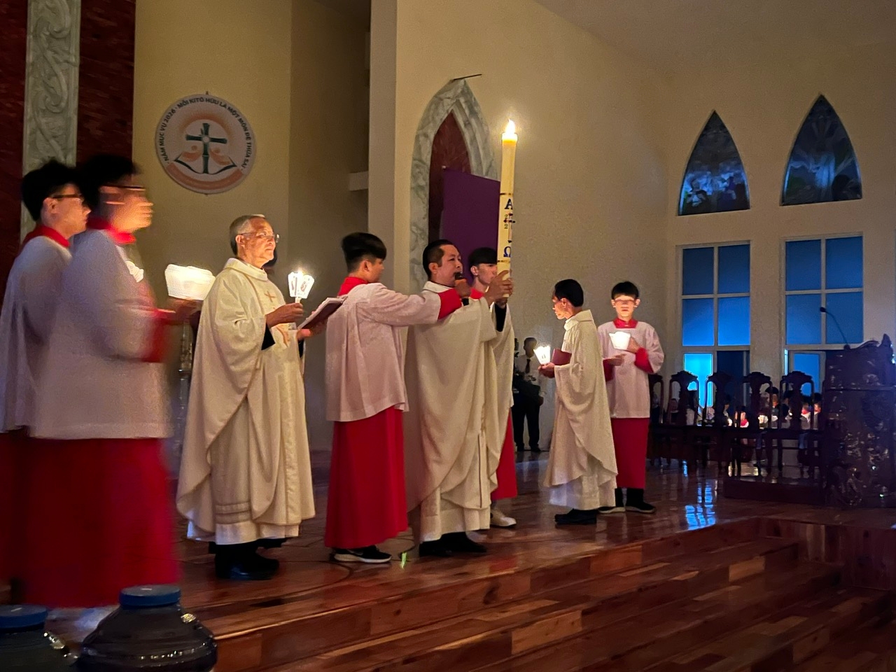 Giáo Xứ Dầu Tiếng Cử Hành Phụng Vụ Thứ Sáu Tuần Thánh Và Đêm Canh Thức Vọng Phục Sinh